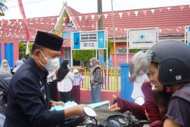 Pemkab Merangin bagikan masker ke pelajar