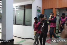 Kejari Purwakarta tahan tiga tersangka kasus dugaan korupsi KUR di salah satu bank BUMN