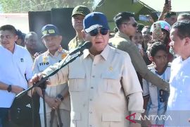 Prabowo lanjut mengecek kondisi pengungsi di Nagekeo NTT usai memimpin rapat
