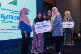 Wagub NTB serahkan Jamsostek Award 2026, 129 ribu pekerja terlindungi