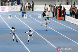 Bukan film fiksi, inilah aksi robot humanoid bertanding di kejuaraan dunia di Beijing