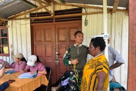 Yonif 511/DY bantu tenaga kesehatan layani warga Tolikara