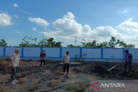 Damkar selamatkan bangunan SMPN 4 dari karhutla pada Rabu siang