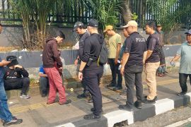Polisi lakukan pemeriksaan acak massa menuju kawasan DPR