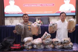Polres Pasaman tangkap kurir narkotika dengan barang bukti 16 kg ganja (Video)