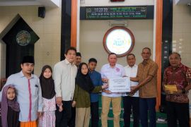 Empat anak di Tangerang peroleh bantuan biaya pendidikan setahun