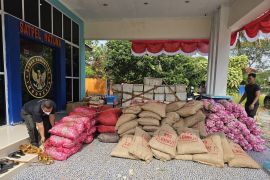 BKHIT Kepri tahan komoditas pertanian tanpa kelengkapan surat di Natuna