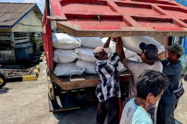 Bulog Natuna libatkan aparat kecamatan salurkan bantuan pangan di perbatasan