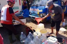 PMI Sumedang menyalurkan 10 ribu liter air bersih ke Tarunajaya