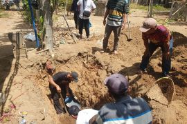 Warga bongkar makam kuno di Sembung Tulungagung