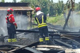 Respons cepat DSLNG, tim damkar bantu tangani kebakaran rumah warga di Bakung