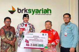 Apresiasi Prestasi Paskibraka Nasional asal Inhil, BRK Syariah salurkan bantuan biaya pendidikan