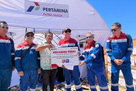 Di Reok, Komut Pertamina hibur anak-anak di Posko Peduli dan beri bantuan