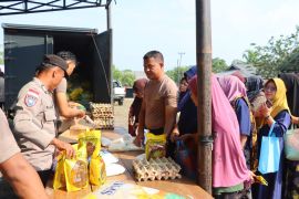 Polres Natuna hadirkan kebutuhan pokok murah untuk warga Tapau