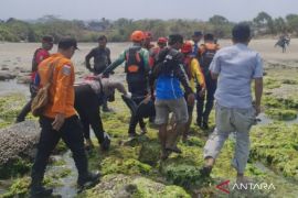 Tim SAR kembali temukan dua wisatawan di Pantai Karangpapak Garut
