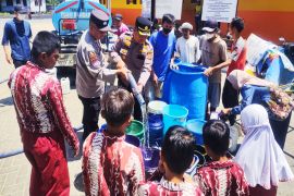 Kapolsek Banjarmasin Selatan salurkan air bersih ke warga terdampak kemarau