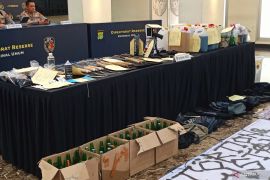 Polisi sita 39 senjata tajam dan 201 botol kaca bersumbu
