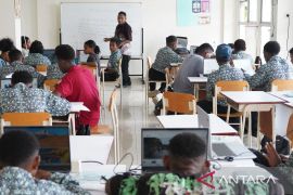 Sekolah Rakyat Terintegrasi Mimika dapat bantuan 17 unit komputer dari Kemensos RI