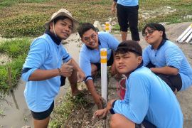 Mahasiswa KKN UIN Walisongo pasang lakban reflektor di Dusun Pengkol, Kabupaten Semarang