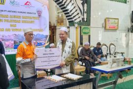 CSR PT AGM pelatihan menjahit dan sapras budidaya ikan sistem bioflok