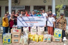 Petani Terdampak Banjir di Padang Dapat Bantuan Rp100 Juta dari Pupuk Kaltim