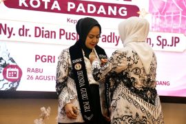 Dian Puspita Fadly Amran Dikukuhkan sebagai Ibunda Guru PGRI Kota Padang