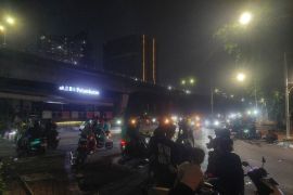 Massa berkerumun di sekitar Slipi hingga Jumat dini hari