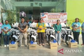 Dinkes Kota Sorong salurkan empat motor pusling