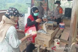 PWI Kotim turun ke lokasi karhutla bagikan suplemen untuk petugas