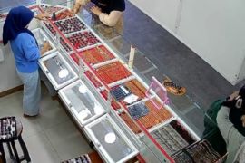 Harga emas hari ini Jumat 28 Agustus 2026 turun