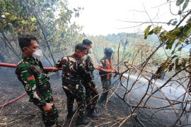 TNI AU kerahkan personel untuk padamkan kebakaran lahan di Balikpapan