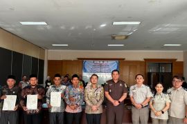 Bupati Paluta percepat sertifikasi tanah wakaf, enam sertifikat langsung diserahkan