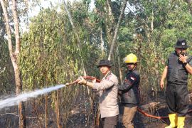 Kapolres Tabalong dan jajarannya lakukan pemadaman  ke lokasi karhutla