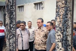 Gubernur Maluku salurkan bantuan  kebutuhan dasar pada korban kebakaran di Ambon