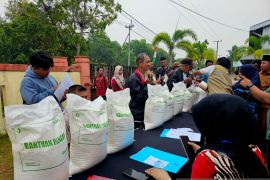 Bulog Natuna mulai salurkan bantuan pangan beras 30 kilogram
