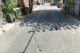 PUPR Mataram asesmen jalan rusak pinggir Kali Jangkuk rawan longsor