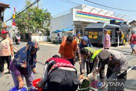 Polres Cianjur distribusikan air bersih dengan tangki dan water canon
