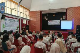 Asah kemampuan menulis, FWL DPRD Riau bekali siswa SMKN Pertanian