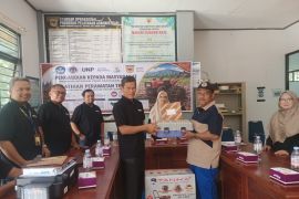 UNP beri pelatihan perawatan Hand Tractor bagi kelompok tani pascabencana di Gunuang Rajo