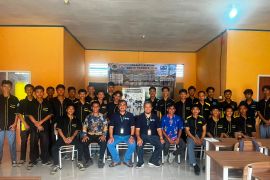 14 Jam menempuh laut, Tim UNP hadirkan Smart Simulator EFI untuk SMKN 3 Kepulauan Mentawai