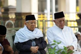 Ma'ruf Amin dan Gus Kikin ziarah ke makam pendiri NU