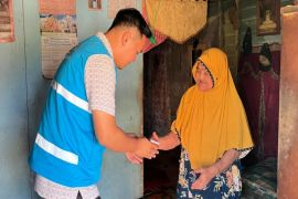 YBM PLN ULP Satui santuni lansia dhuafa melalui Program Jumat Berkah