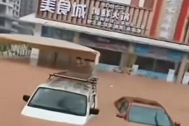 Hujan picu banjir, perjalanan Kakek-Nenek keliling dunia menuju Boten terkendala
