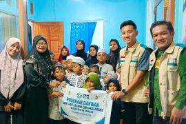 PLN Papua salurkan bantuan sarana belajar untuk 40 santri RQ Hamizan