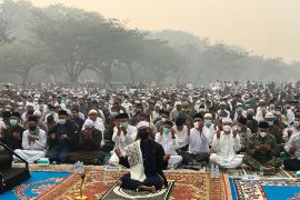 Ribuan warga Pontianak salat mohon hujan di tengah kabut asap