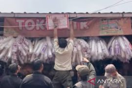 Satpol PP segel 14 bangunan liar di Pasar Parung