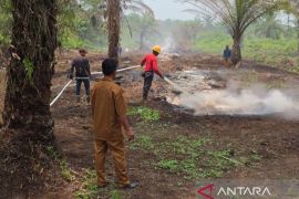 Personel Damkar PTPN IV Regional III bantu atasi Karhutla di areal masyarakat
