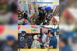 Bea Cukai Kendari dan POM AL sita 18.960 batang rokok ilegal di Wakatobi