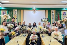 Tim PPUB UNP-GERKATIN bantu pemulihan ekonomi keluarga disabilitas rungu pascabanjir lewat usaha buket bunga