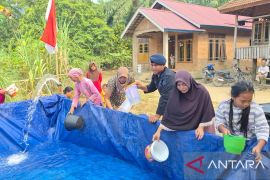Brimob Jambi salurkan air bersih untuk warga terdampak kekeringan